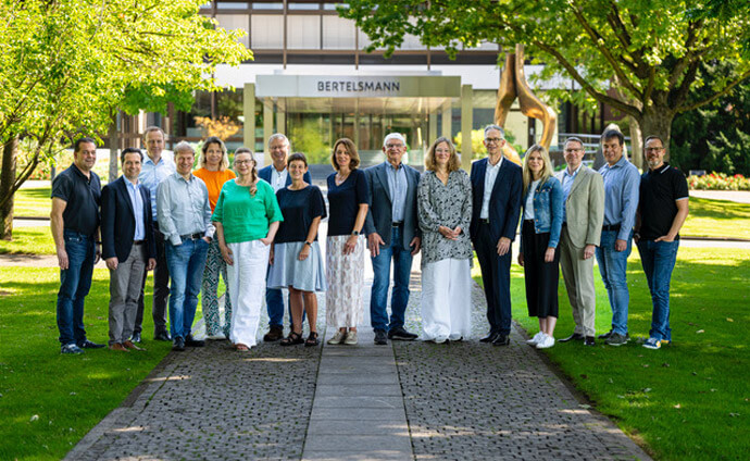 Foto der neuen Mitglieder des neuen Verwaltungsrates vor dem Bertelsmann Corporate Center in Gütersloh