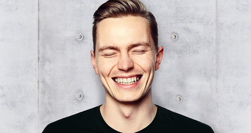 Mann mit strahlenden Zähnen lächelt