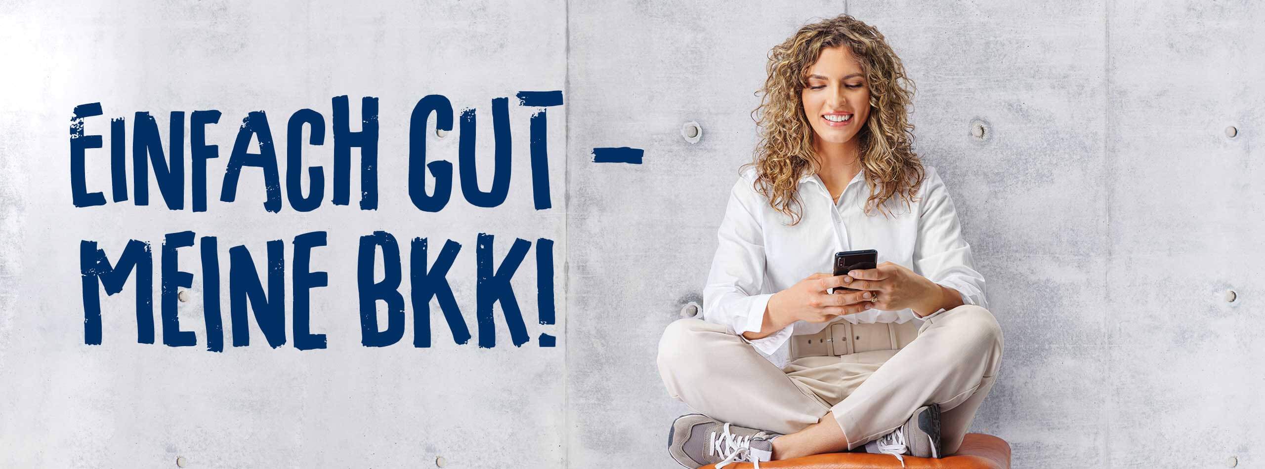 Lächelnde Frau bedient ein Smartphone. Neben ihr der Schriftzug "Einfach gut - meine BKK".