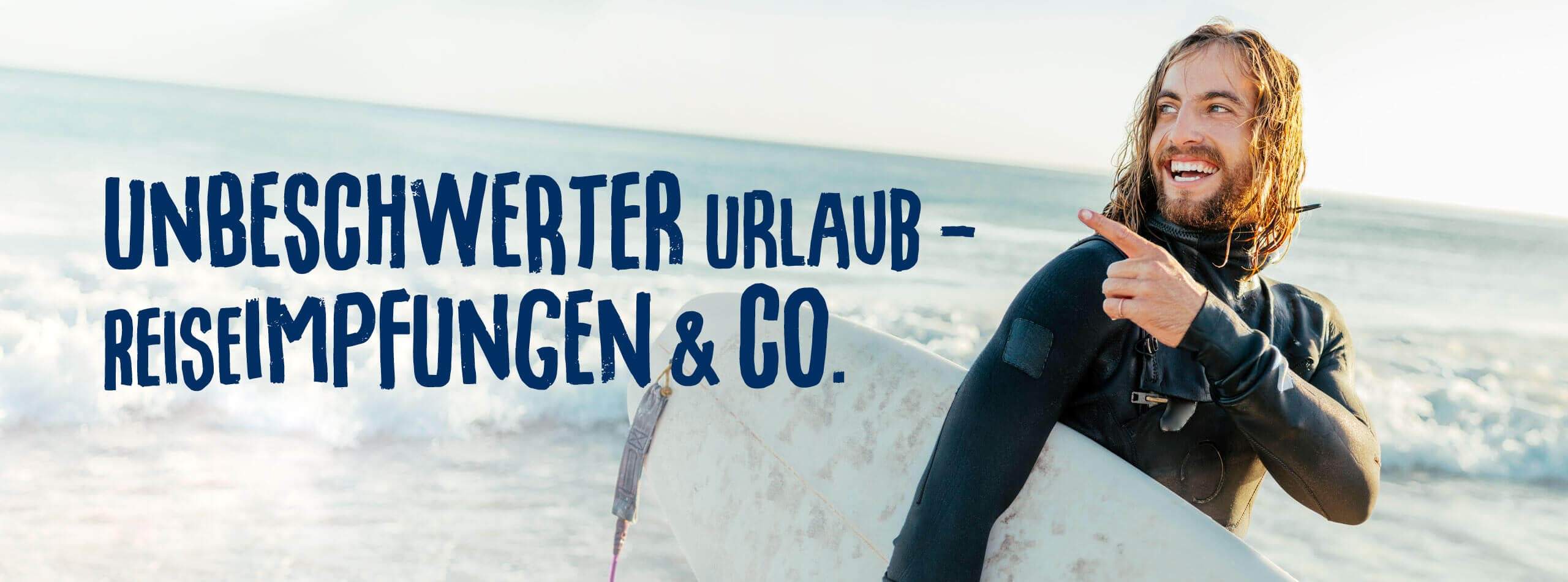 Mann mit Surfbrett zeigt auf Slogan Unbeschwerter Urlaub mit Reiseimpfungen und Co.