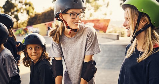 Mädchen mit Helm auf einer Skateranlage