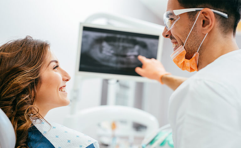 Zahnarzt berät Patientin zum Thema Zahnersatz