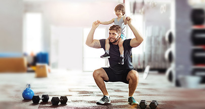 Vater und Sohn trainieren im Fitnessstudio